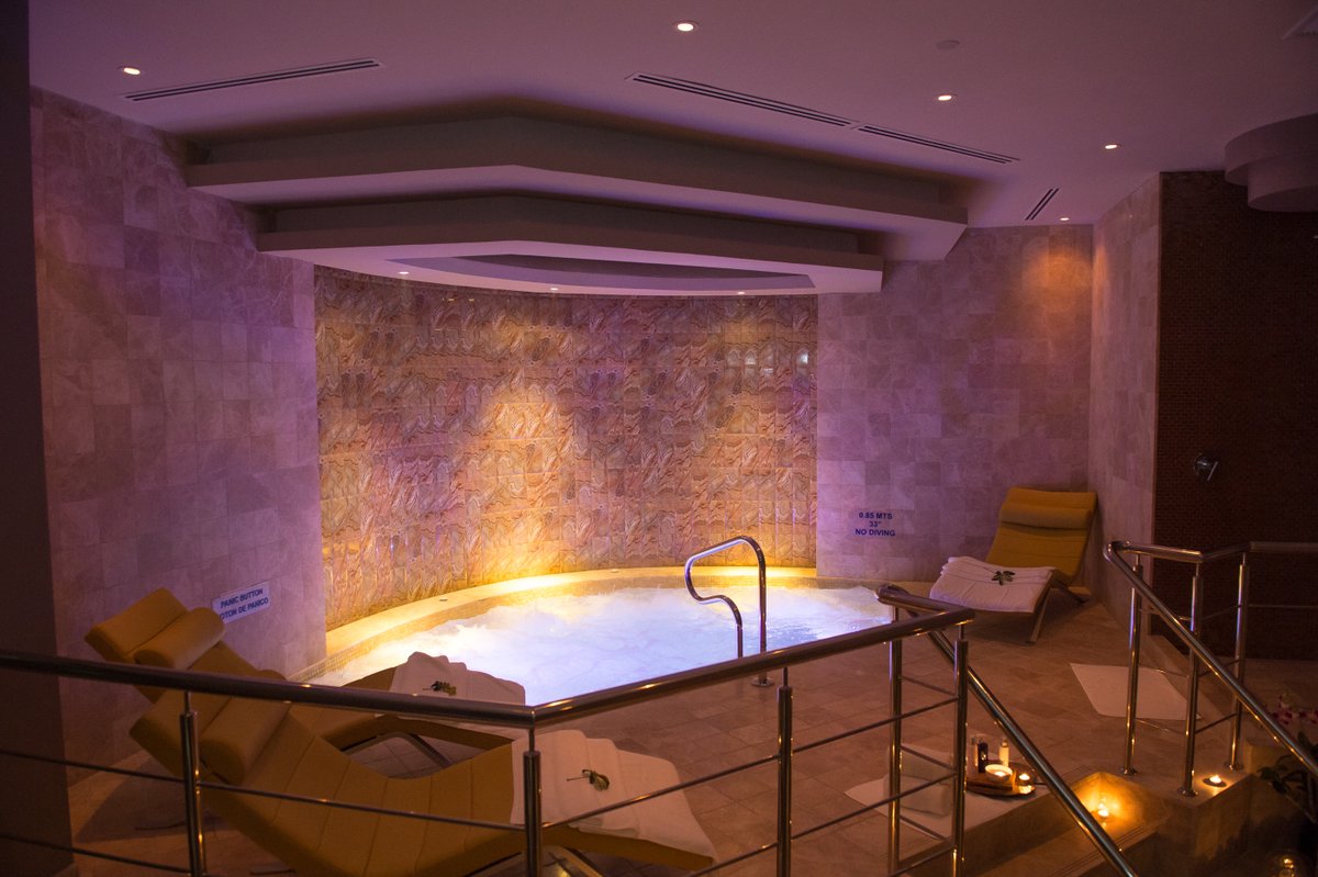 Celebra San Valentín todo el mes en #eforeaspa.
Masaje sueco para 2 (45 min) con fresas con chocolate y 2 copas de vino espumante.
$190 por pareja. Incluye áreas húmedas, agua saborizada, frutas y valet parking.

📲 +507 6672-3906 
✉️ ptyhf_spa@hilton.com
Válido hasta 28/02/2026.