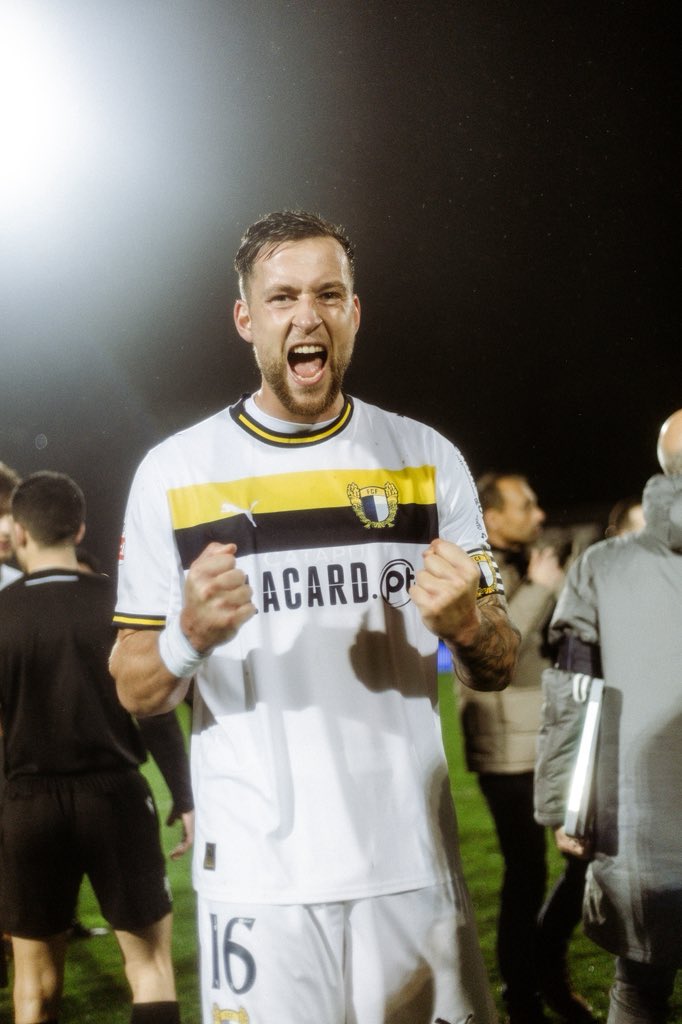 FCF1931_Oficial's tweet photo. 𝗔 𝗺𝗲𝘀𝗺𝗮 𝗿𝗲𝗰𝗲𝗶𝘁𝗮 𝗻𝗼 𝗠𝘂𝗻𝗶𝗰𝗶𝗽𝗮𝗹 😀

3️⃣ golos 
3️⃣ pontos 

️⚪️🔵 #CapitulodeAmbicao #amordeperdicao #LigaPortugal #FCFAFS #DiadoVilaNova https://t.co/nEcHUjRQzU