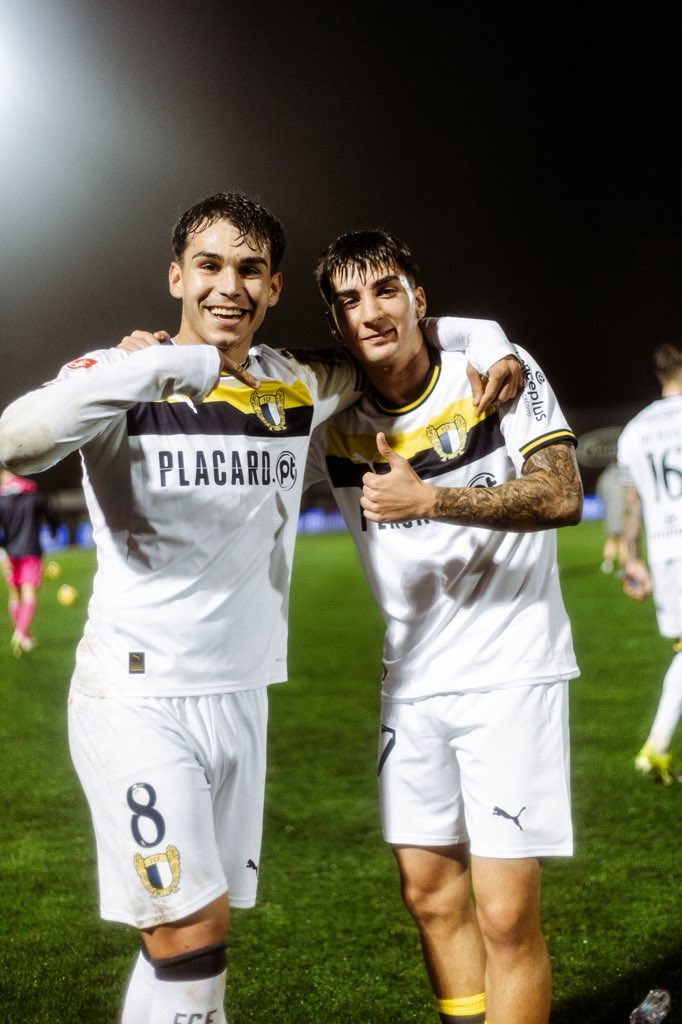 FCF1931_Oficial's tweet photo. 𝗔 𝗺𝗲𝘀𝗺𝗮 𝗿𝗲𝗰𝗲𝗶𝘁𝗮 𝗻𝗼 𝗠𝘂𝗻𝗶𝗰𝗶𝗽𝗮𝗹 😀

3️⃣ golos 
3️⃣ pontos 

️⚪️🔵 #CapitulodeAmbicao #amordeperdicao #LigaPortugal #FCFAFS #DiadoVilaNova https://t.co/nEcHUjRQzU