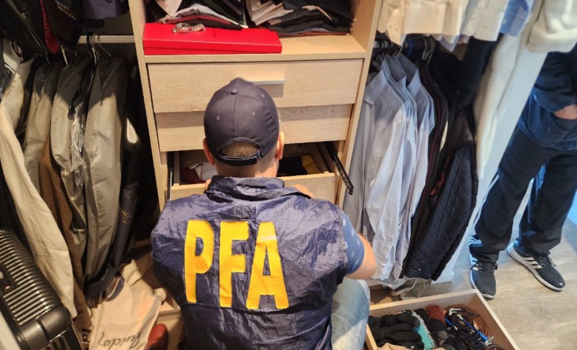 Acá está la plata de los remedios, los tratamientos, los traslados y todo lo que necesitas vos o tu hijo discapacitado. En la casa de Ornella Calvete, funcionaria de este gobierno. 700 mil dólares. Y eso que era chisme de peluquería…