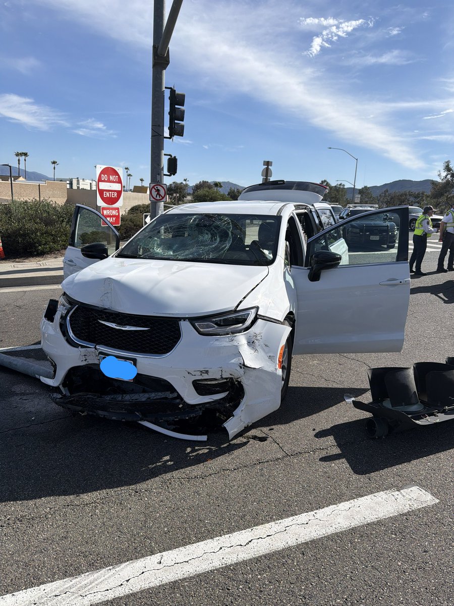 chp_temecula's tweet photo. TRAFFIC ALERT – Winchester Rd @ I-15 NB Off-Ramp
CHP is currently on scene handling a traffic collision. The traffic signal on the I-15 northbound off-ramp was knocked down during the crash. Caltrans has been notified and is responding to make repairs. Expect possible delays. https://t.co/k5RTyR4qGf