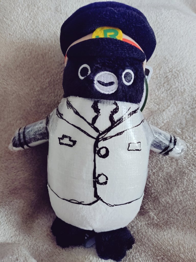 ぬいの洋服を作る時に一番のネックはパターン(型紙)ですよね～^^💦

ネットで見かけたので、駅員さんの制服を作るのに参考にさせてもらったよ〜😆♪

↓ラップをぐるぐる巻いて養生テープで固定した状態にマジックで絵を描いたものです❗️

後は…✂でカットするとパターンの出来上がり〜😳✨