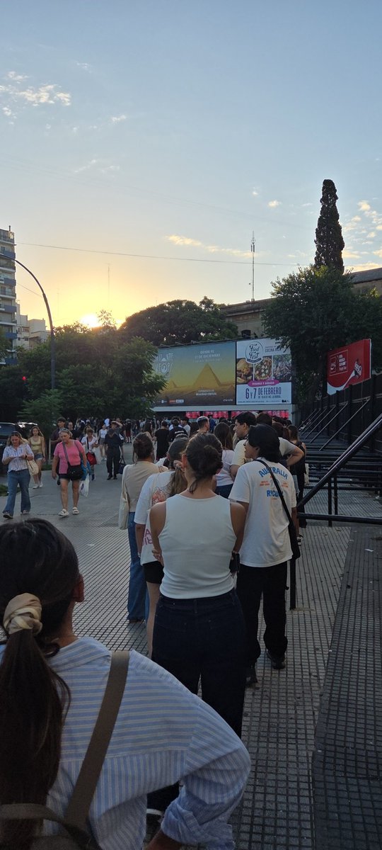 kcastilloucv's tweet photo. @dfallaccess Terrible de lento el proceso para retirar las entradas en la rural. Tengo 1 hr y unas 200 personas adelante. La fila avanza 1 metro cada 10 min. Horribleeeeee. Porque no lo hacen digital? https://t.co/2FeeOqymgy