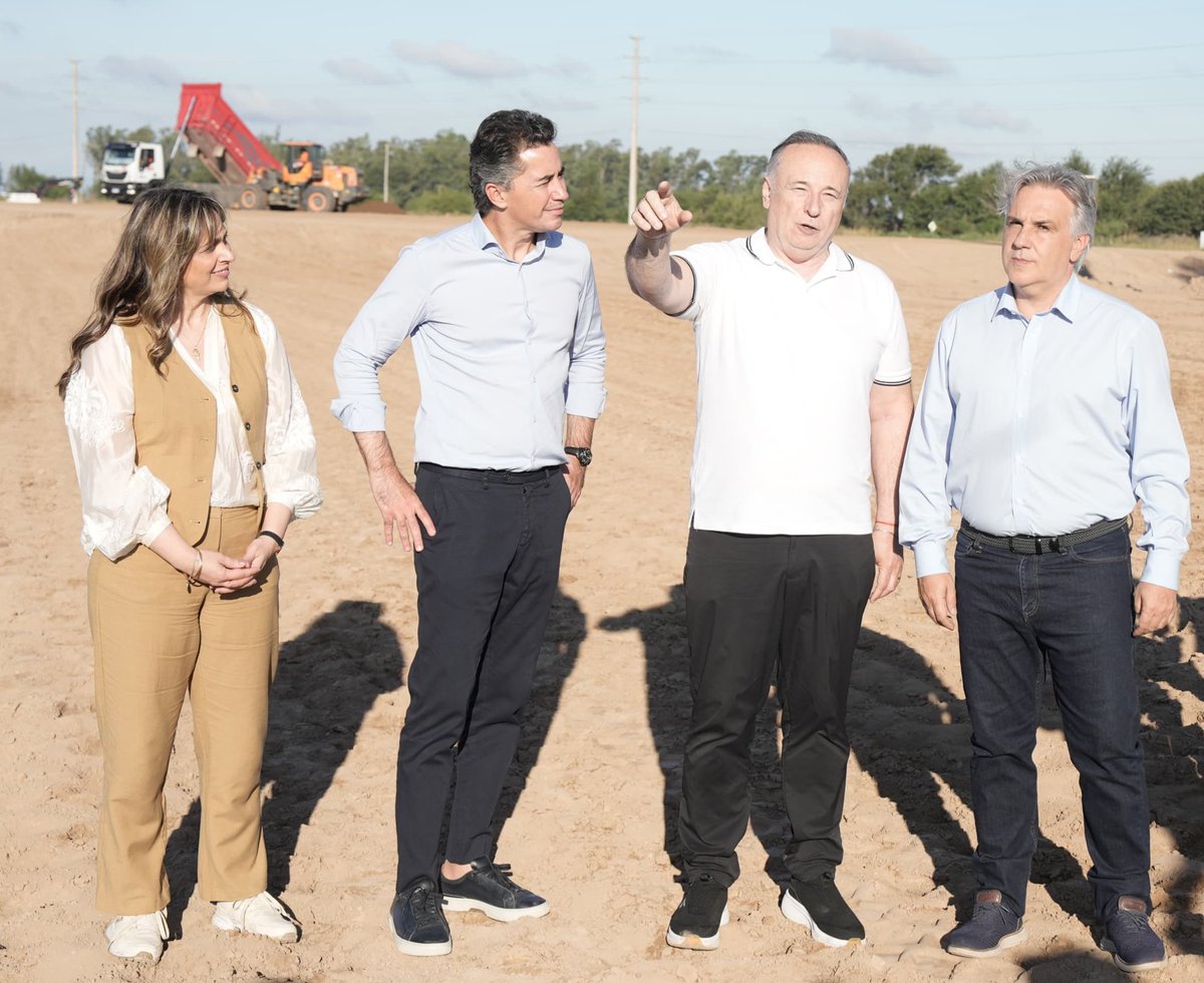 Ahora | El Gobernador <a href="/MartinLlaryora/">Martín Llaryora</a> y el intendente <a href="/accastelloedu/">Eduardo Accastello</a>, recorren la obra de circunvalación sur-este en la intersección de las rutas 2 y 9, una obra estratégica para sacar a los camiones del radio urbano y que ya se encuentra en el 95% de ejecución.