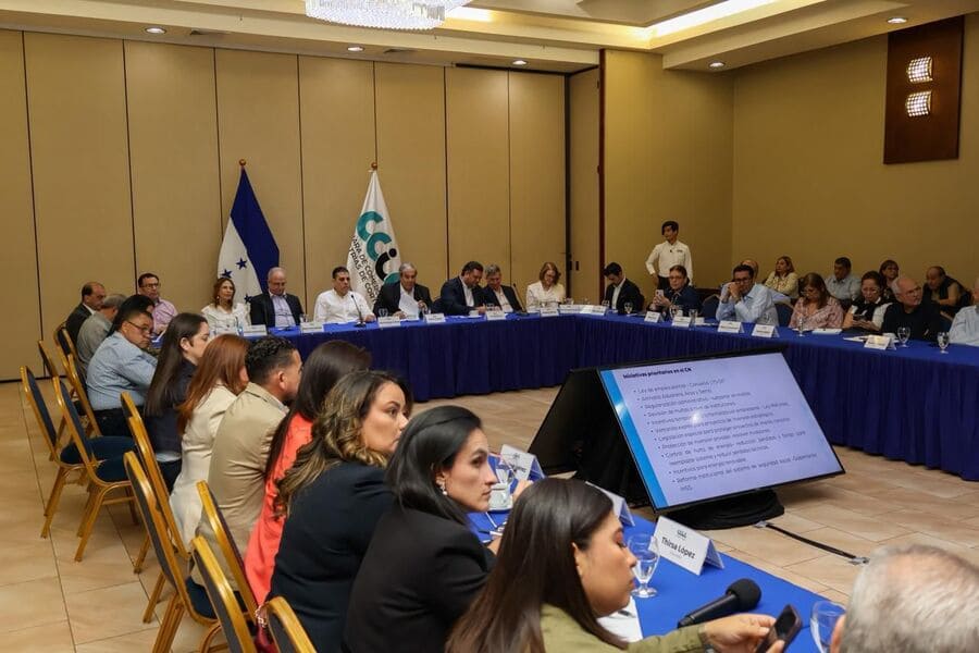 #Nacionales El Valle de Sula quiere resultados.
La CCIC presentó a los diputados una agenda que apunta a competitividad, generación de trabajo y modernización del sistema eléctrico  💼⚡🤝
👉 bit.ly/4aDaL5Q
#Cortés #CCIC #Desarrollo #EmpresaPrivada #Energía