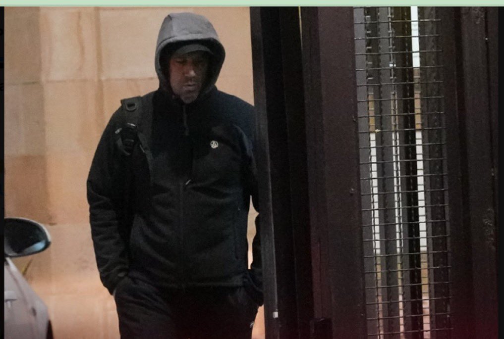 Jhoncrack_4's tweet image. Este señor que camina plácidamente por la calle, protegido por el gobierno, ha cometido 20 asesinatos.

Pero el fascista eres tú por indignarte.