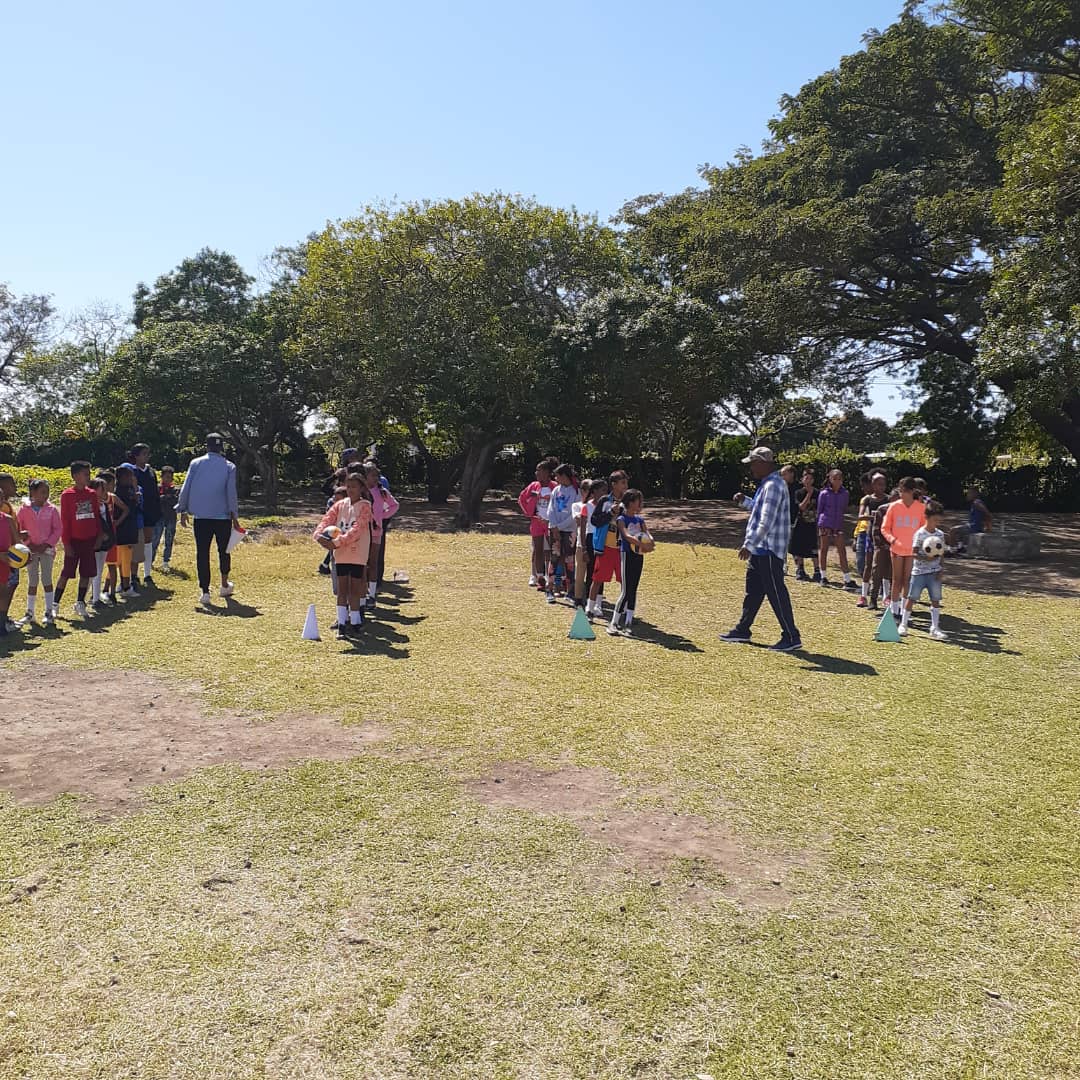 Como parte  del Convenio INDER EDUCACIÓN se efectúa el Festival de Base de Atletismo en la institución educativa Seminternado Amiguitos de las FAR de Pilón Granma.#EducaciònPilón.
