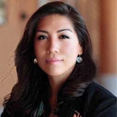 Paulette Jordan acaba de ganar las primarias demócratas para gobernadora de Idaho. Esto significa que ahora está en posición de convertirse en la primera gobernadora de Idaho y la primera gobernadora indígena de Estados Unidos.