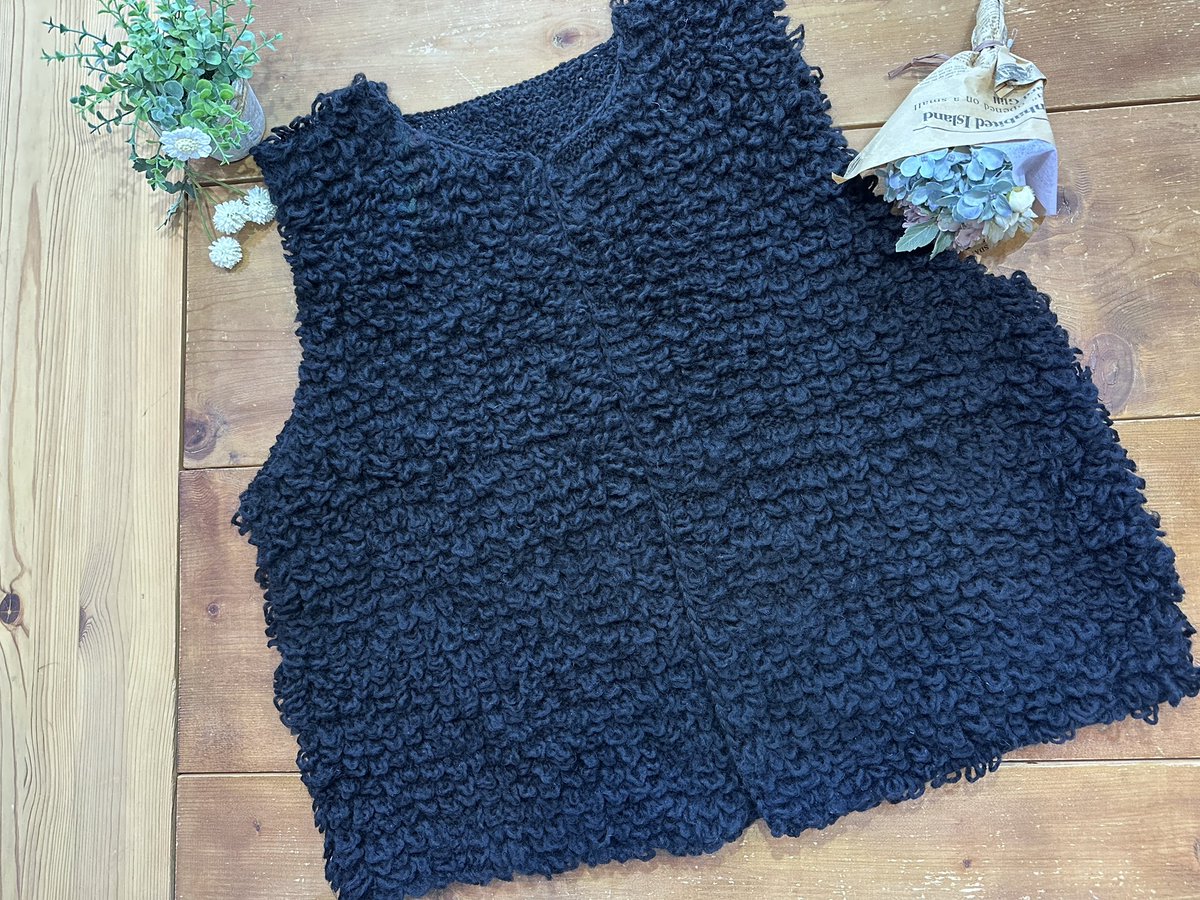 KnitTomiko's tweet photo. #ループ編みのチョッキ

ループの編み方が楽しくて
後身頃もぜんぶループ編みにしました😁

着丈を長くして
衿もかぎ針編みにアレンジ🧶

ボリュームのある
もふもふが可愛いチョッキ
になりました

まだまだ寒い日が続くので
たくさん着たいと思います♪
#編み物教室
#ループ編みのチョッキ
#genmou https://t.co/0C9C1R1WqO