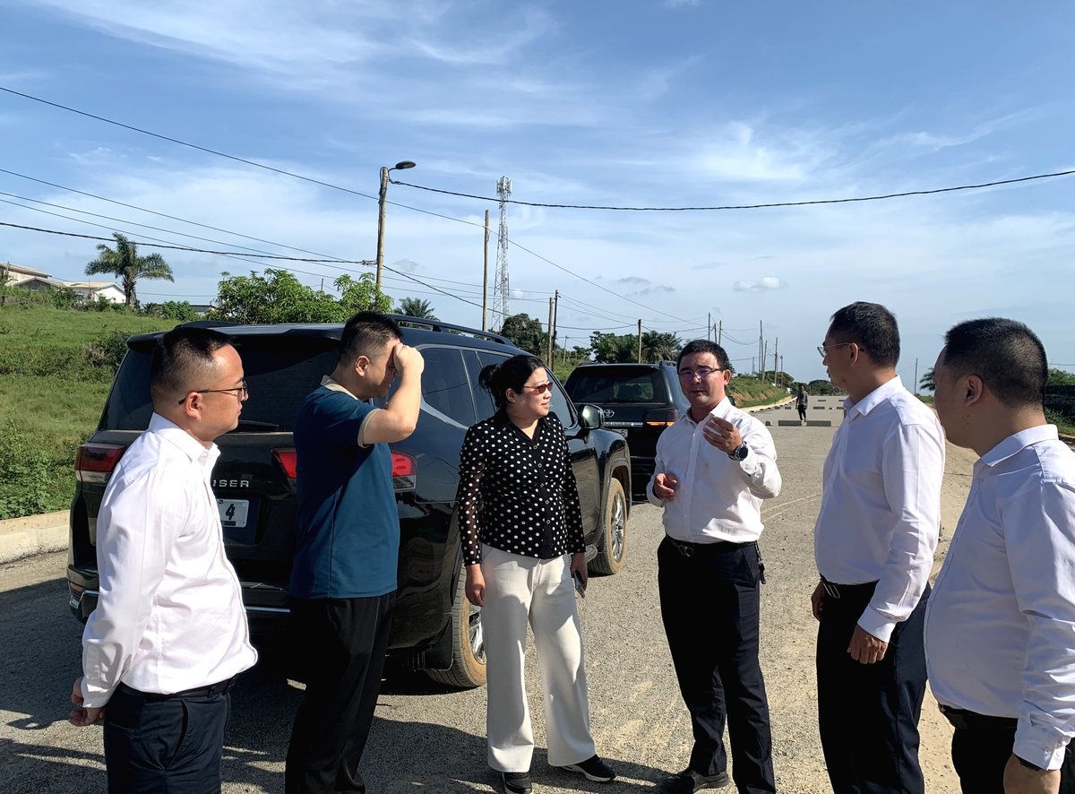 ANQINGChine's tweet photo. Aujourd’hui, je me suis rendue sur le site du projet #minier de #Mboukoumassi. Ce projet est l'un des plus grands projets potassiers actuellement en cours de construction au Congo🇨🇬 et en Afrique, mais aussi le plus grand projet potassier financé et construit par des entreprises chinoises🇨🇳 en Afrique. C'est là que j'ai également rencontré les villageois de Mpili. Je suis ravie de les voir travailler et vivre de manière ordonnée dans la zone de réinstallation et de voir les enfants étudier dans l'école primaire construite par des entreprises chinoises👧👦.
Ensuite, je suis arrivée à la route nationale N°4🛣️. Le réaménagement et la réhabilitation de cette route permettront d'atténuer efficacement l'impact des inondations sur la vie des habitants, rendant les déplacements quotidiens plus sûrs et plus pratiques pour les habitants. Les entreprises chinoises ont toujours donné la priorité à la communauté locale, soutenant le développement des infrastructures du Congo par des actions concrètes, ce qui démontre leur engagement indéfectible et leur contribution active au développement durable de la région.
今天,我走访了布谷马西钾盐矿项目。这里是刚果(布)及非洲在建的最大钾盐项目之一,也是中国企业在非洲投资建设的最大钾盐项目。在这里,我还见到了比利村的村民们,十分高兴看到他们在中国企业新建的安置区内井然有序地工作、生活,看到孩子们在中国企业建设的小学里读书、学习。随后,我来到了国家四号公路。这条公路的全面整治与升级,将有效缓解洪涝对居民生活的影响,使沿线村镇居民的日常出行更加安全便捷。中国企业始终心系当地社区,以实际行动支持刚果(布)基础设施建设,体现了对当地可持续发展的坚定承诺与积极贡献。