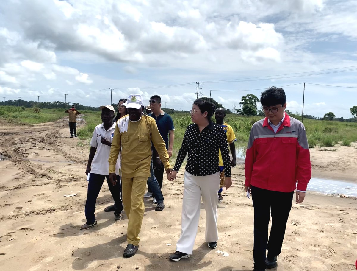 ANQINGChine's tweet photo. Aujourd’hui, je me suis rendue sur le site du projet #minier de #Mboukoumassi. Ce projet est l'un des plus grands projets potassiers actuellement en cours de construction au Congo🇨🇬 et en Afrique, mais aussi le plus grand projet potassier financé et construit par des entreprises chinoises🇨🇳 en Afrique. C'est là que j'ai également rencontré les villageois de Mpili. Je suis ravie de les voir travailler et vivre de manière ordonnée dans la zone de réinstallation et de voir les enfants étudier dans l'école primaire construite par des entreprises chinoises👧👦.
Ensuite, je suis arrivée à la route nationale N°4🛣️. Le réaménagement et la réhabilitation de cette route permettront d'atténuer efficacement l'impact des inondations sur la vie des habitants, rendant les déplacements quotidiens plus sûrs et plus pratiques pour les habitants. Les entreprises chinoises ont toujours donné la priorité à la communauté locale, soutenant le développement des infrastructures du Congo par des actions concrètes, ce qui démontre leur engagement indéfectible et leur contribution active au développement durable de la région.
今天,我走访了布谷马西钾盐矿项目。这里是刚果(布)及非洲在建的最大钾盐项目之一,也是中国企业在非洲投资建设的最大钾盐项目。在这里,我还见到了比利村的村民们,十分高兴看到他们在中国企业新建的安置区内井然有序地工作、生活,看到孩子们在中国企业建设的小学里读书、学习。随后,我来到了国家四号公路。这条公路的全面整治与升级,将有效缓解洪涝对居民生活的影响,使沿线村镇居民的日常出行更加安全便捷。中国企业始终心系当地社区,以实际行动支持刚果(布)基础设施建设,体现了对当地可持续发展的坚定承诺与积极贡献。