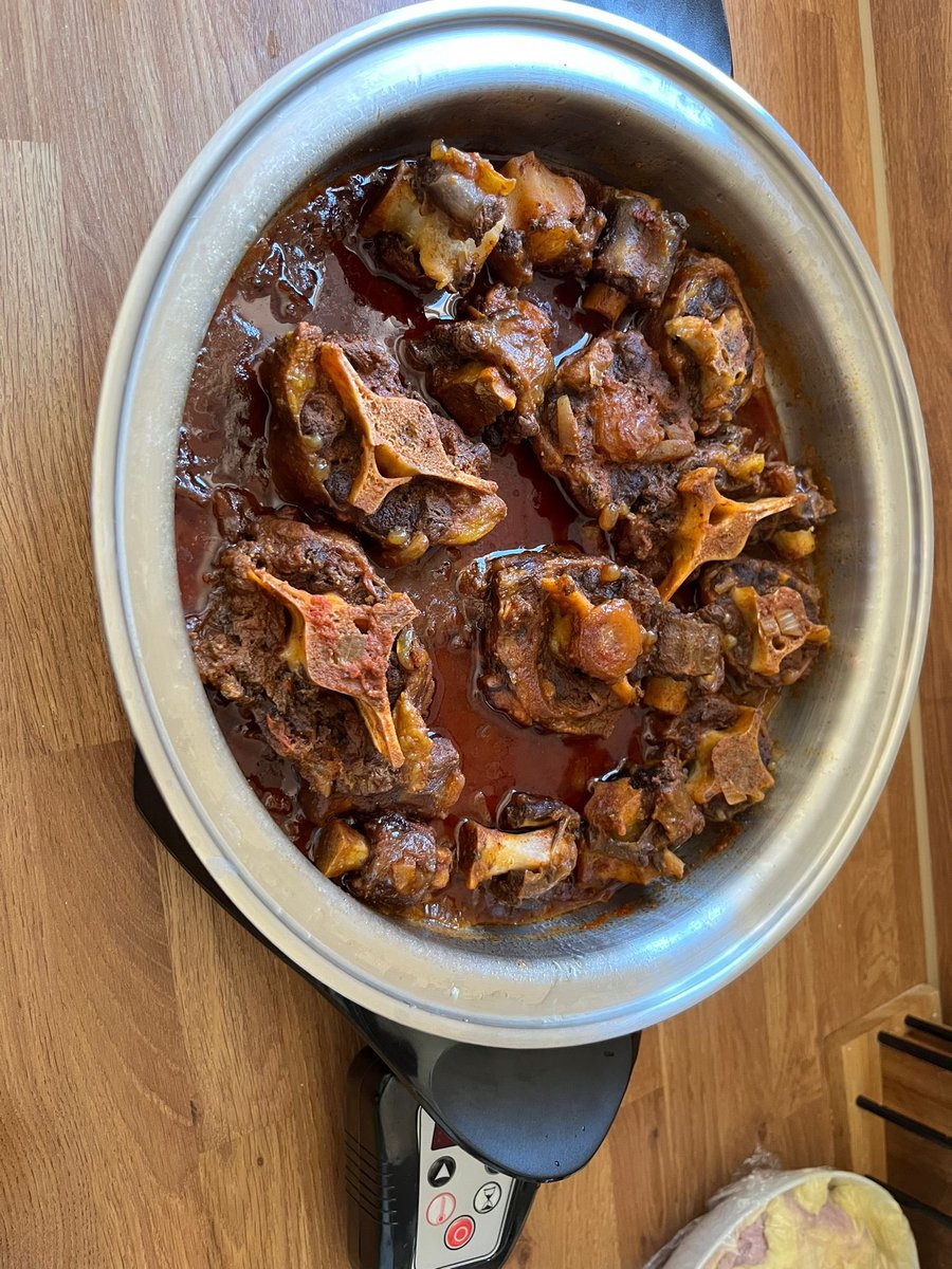 SiyasD's tweet photo. The science and art of nutrition. Fried rice cooked in 10 minutes and oxtail without a drop of water. Guinea fowl fried without a drop of oil. Amazing. https://t.co/uBZFXbyRyf