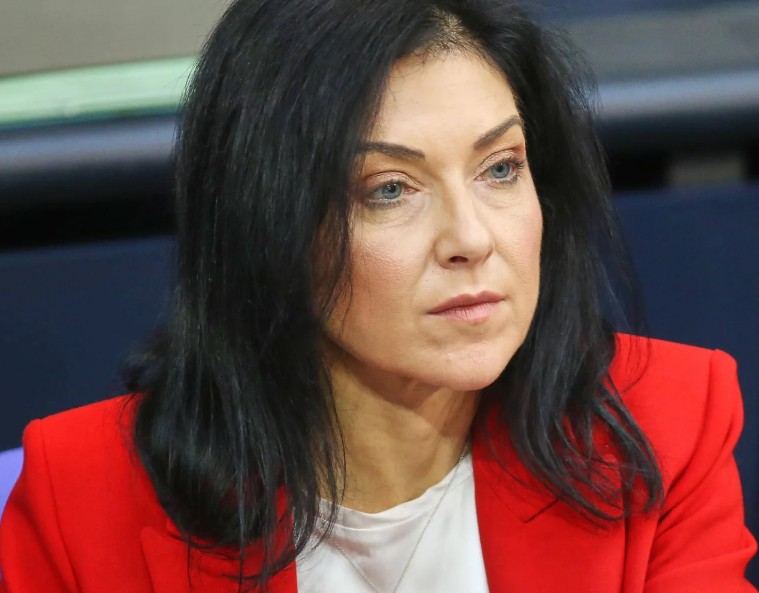 Katherina Reiche ist für unsere Wirtschaft wie Marlboro in der Schwangerschaft
Sie ist beliebt wie ein Wespenschwarm im Apfelsaft 
Gas Kathi ist für unsere Wirtschaft wie der Wadenkrampf beim Marathon 
Die Wirtschaftsministerin ist für Deutschland der Untergang

#ReicheRuecktritt