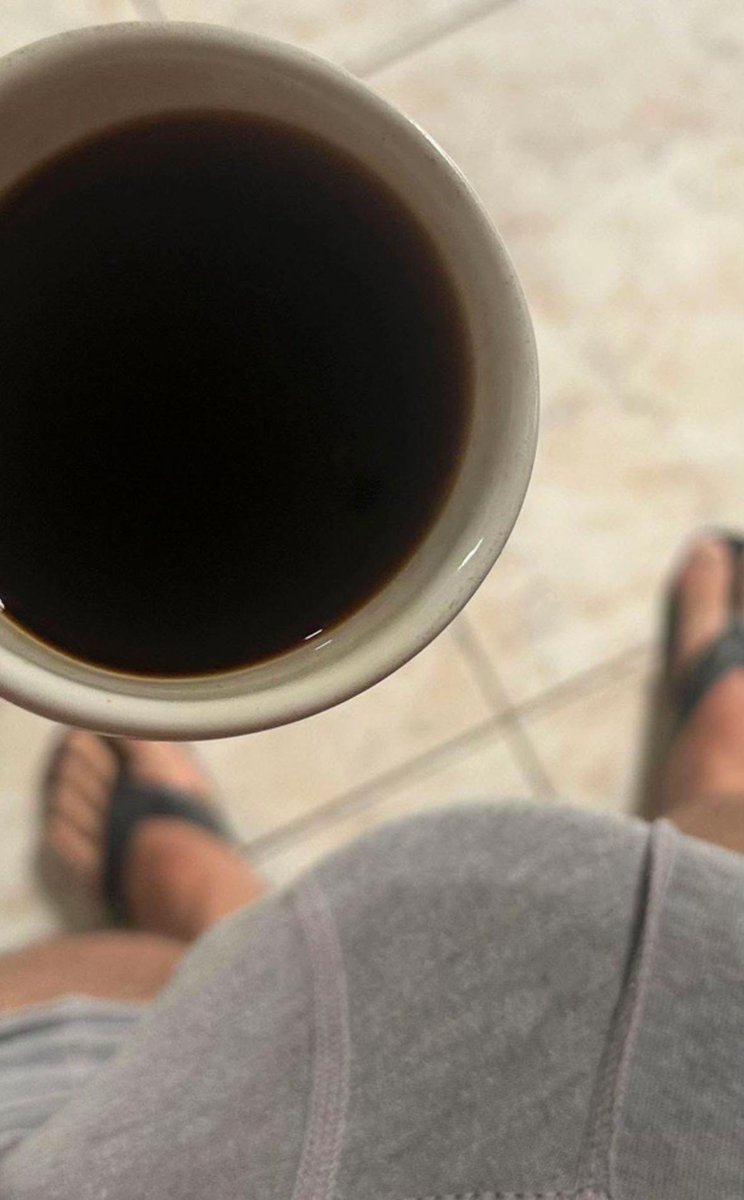 ahpdtyns's tweet photo. ujan gerimis gini enaknya ngopi, apalagi sambil di sruput kamu... #gay https://t.co/5BcolnrFS1