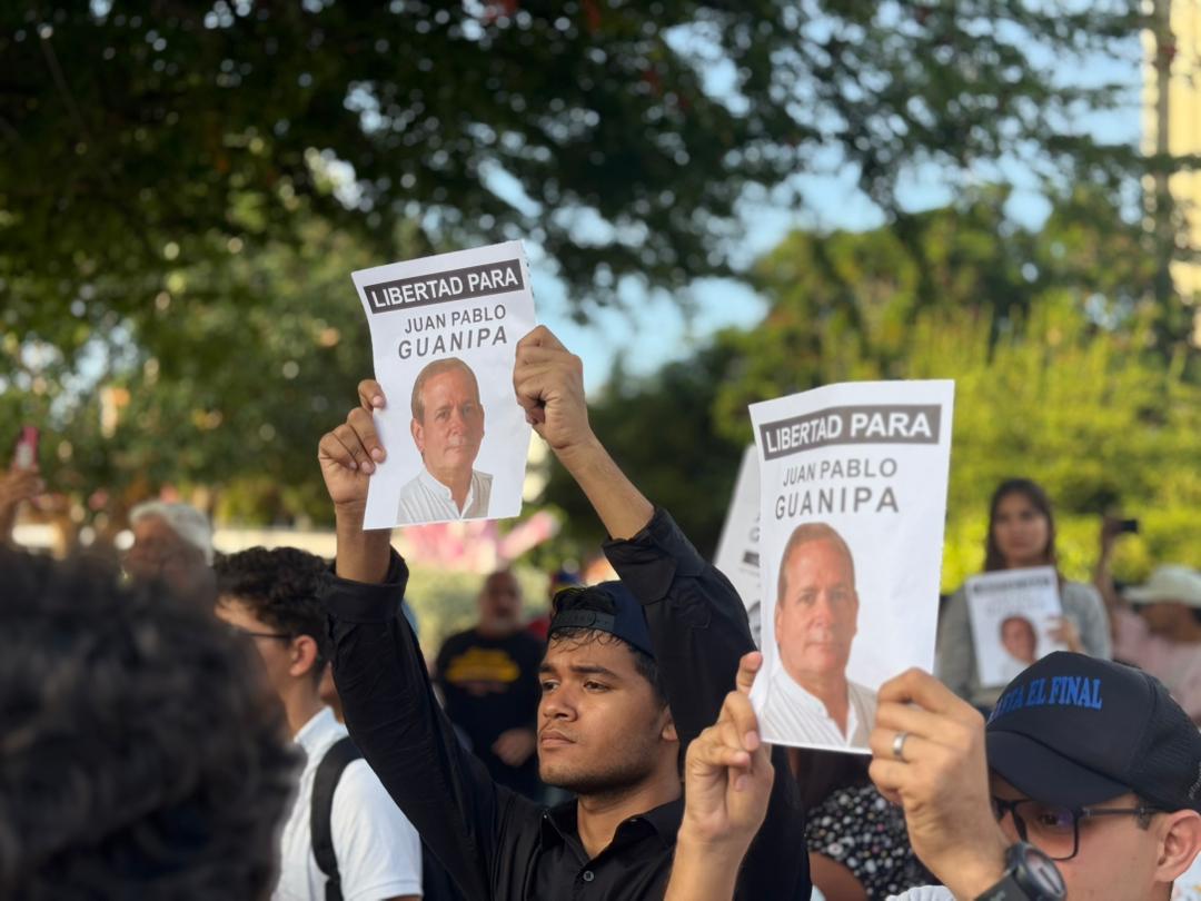 Gbastidas's tweet photo. AHORA: Protesta en la Plaza de la República de Maracaibo #Zulia para exigir la liberación de @JuanPGuanipa y de todos los presos políticos. #9Feb https://t.co/hwuWW8lUuO