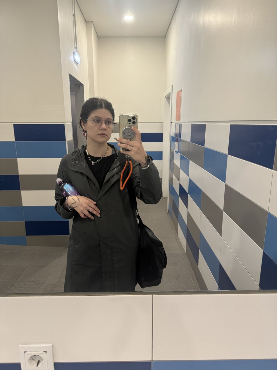 iolandi_logan's tweet image. Ненавижу ходить в зал, но не хочу рассыпаться к 38 так что хожу😓