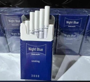 mangolu oris içen kızın yanında çıkarttığımız paket