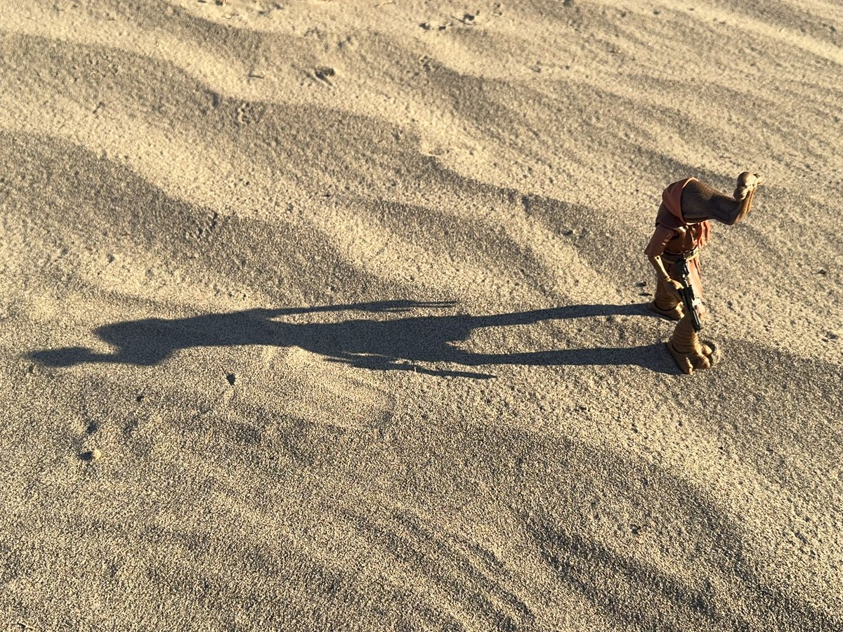 CletusOfCobra's tweet photo. I absolutely LOVE the Momaw Nadon (Hammerhead) figure. Such a great silhouette to shoot!
#DeathValleyCA #BadwaterBasin #SandDunesDeathValley #Hasbro #StarWars #StarWarsBlackSeries #MomawNadon #DarkSkiesDeathValley #Hammerhead #DeathValleyNationalPark #toyphotography https://t.co/hkkJ8oCT8J