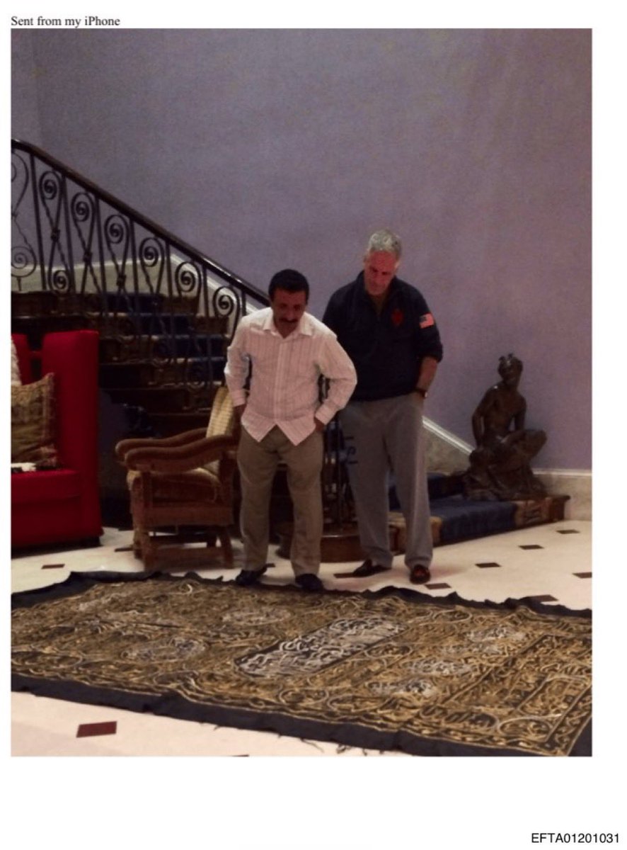 غضب القوم حين قلنا أن هؤلاء المجرمين يدفعون أموال بيت الله الحرام إلى البرتقالي المتعجرف فإذا بهم يدفعون حتى كسوتها، ها هي قطعة من أستارها تحت أقدام إبستين