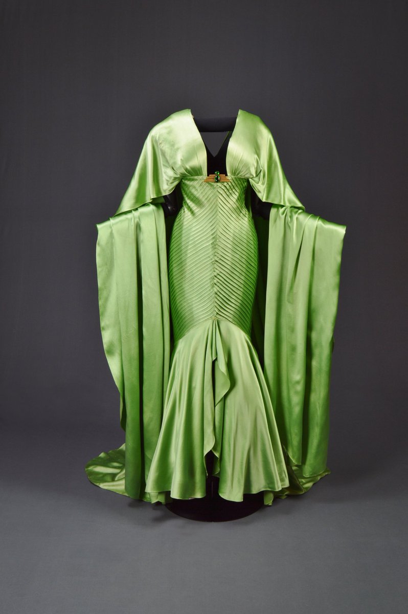 kateStrasdin's tweet photo. A swish of old Hollywood glamour here with the exuberant costume that was designed by Travis Banton for Claudette Colbert in the 1934 film Cleopatra. Zesty satin in pleats and swags, Collection of Motion Picture Costume Design #fashionhistory https://t.co/AWzCAGLxen