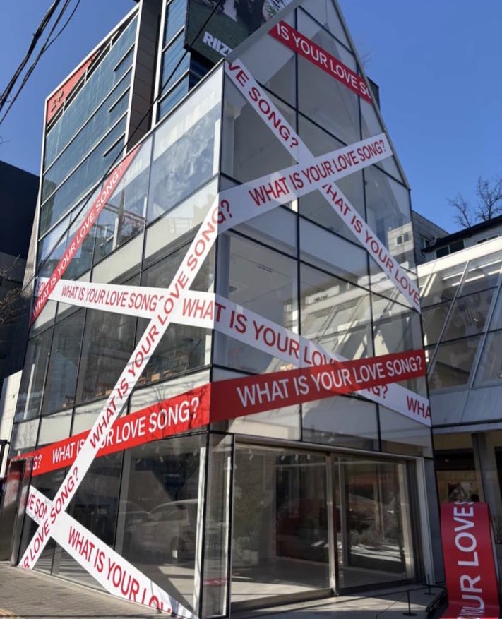 _BTSMoments_'s tweet image. "What Is Your Love Song" billboard ads &amp;amp; posters have started appearing in some major cities with under HYBE logo 👀

📍 🇰🇷 Seoul
📍 🇺🇸 New York 
📍 🇬🇧 London 

#BTS_ARIRANG
#BTSComeback2026