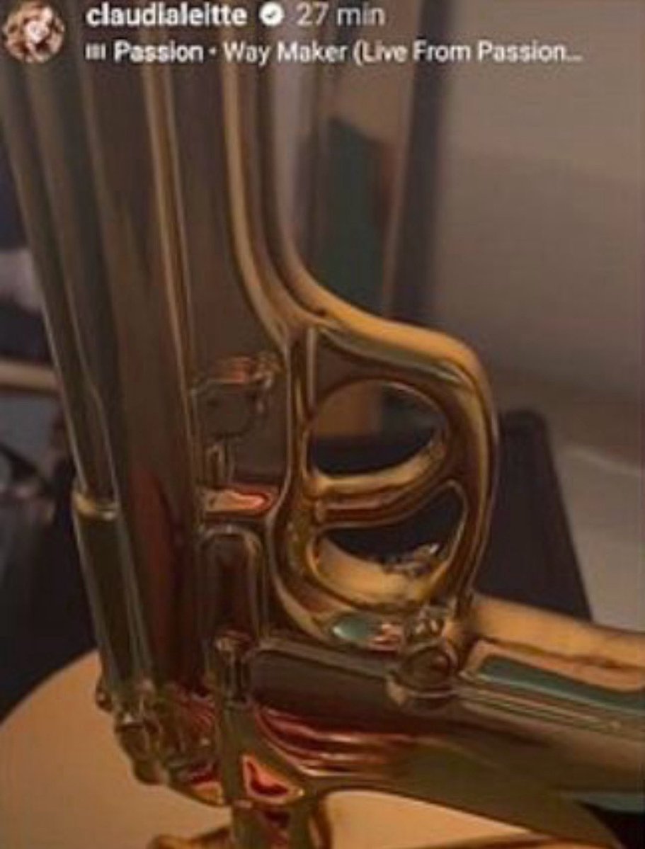 cassioolivveira's tweet image. Não surpreende nem um pouco a Cláudia Leitte ficar em silêncio enquanto foliões gays são agredidos no Carnaval. A mesma que achou lindo postar um abajur em formato de arma em cima de uma Bíblia. Bolsonarista é isso.