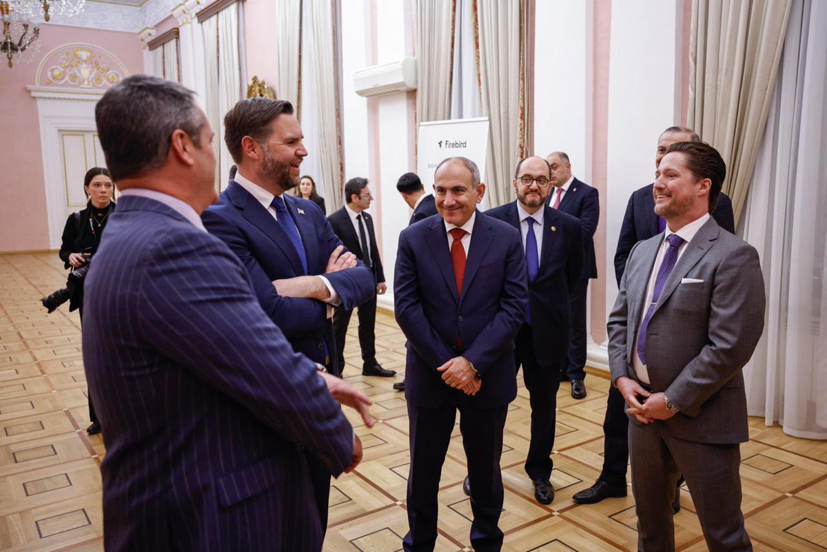 🇦🇲🇺🇸 The capabilities of the V-BAT–type UAV, acquired by #Armenia from the United States, were presented to the Prime Minister of Armenia, Nikol Pashinyan, and U.S. Vice President J. D. Vance.