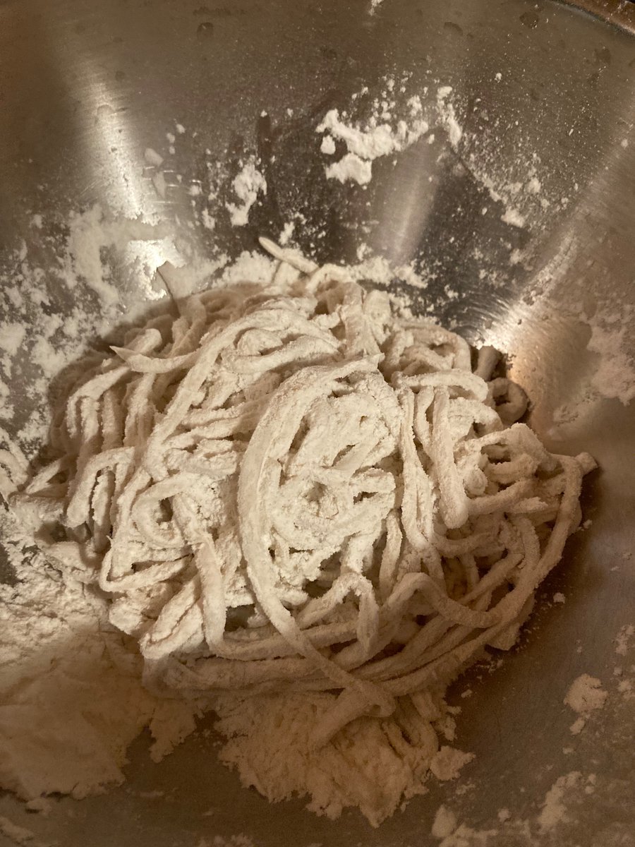 caikaw's tweet photo. むしゃくしゃして何故か美味しいうどんが食べたい
↓
うちに買い置きがない、けど小麦粉はある
↓
作ってしまえ
↓
渾身の力を込めて打つ
↓
イマココ

<<<エネルギーの有効利用>>> https://t.co/BAqfUsYFgO