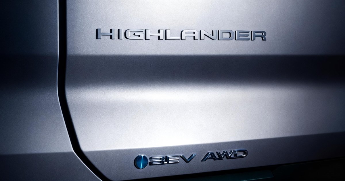 motorrove's tweet photo. Toyota Reveals Mysterious 3-Row SUV Is an Electric Highlander

The new highlander will future a sleek modern lines which we confirmed from the first teaser, an electric Powetrain, and has a spacious interior of a three row configuration. 

https://t.co/iq9bkrSl8S https://t.co/UdAtbSBfOz
