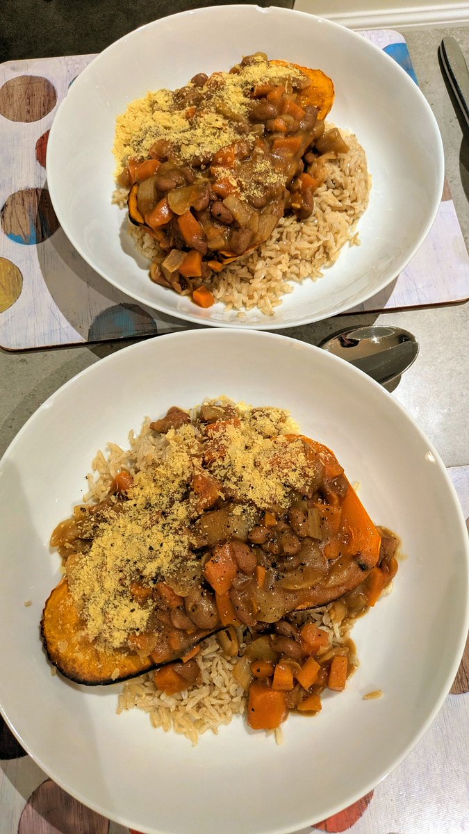 VeganOlive1's tweet photo. Roast squash with borlotti bean stew, rice and raw vegetable salad #Vegan #HealthyLifestyle #FiveADay #Glutenfree #EatYourVeggies 😋👌🌻🌱❤️ https://t.co/EPWy0hSWUF