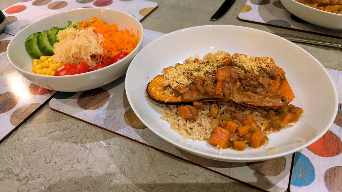 VeganOlive1's tweet photo. Roast squash with borlotti bean stew, rice and raw vegetable salad #Vegan #HealthyLifestyle #FiveADay #Glutenfree #EatYourVeggies 😋👌🌻🌱❤️ https://t.co/EPWy0hSWUF