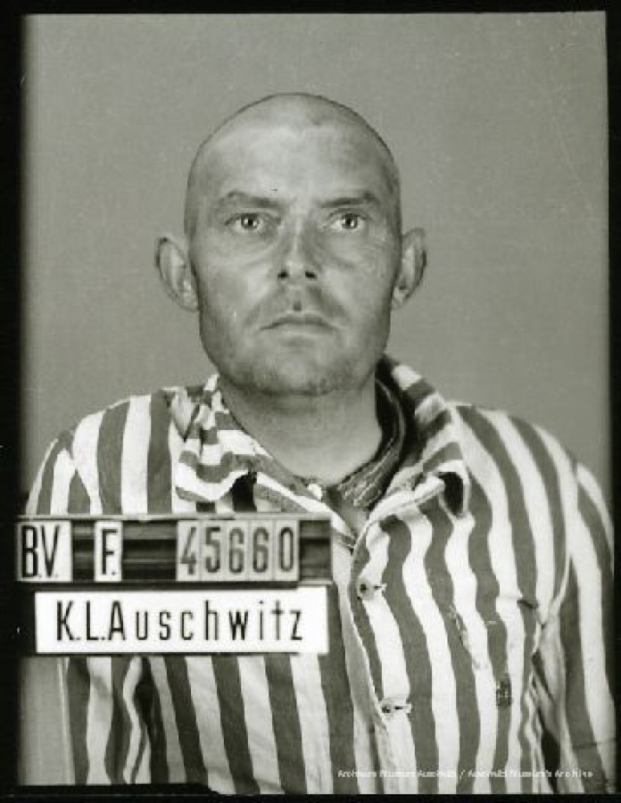 9 February 1903 | A Frenchman, Octave Hervaux, was born in Romorantin-Lanthenay. An electromechanic. 

In #Auschwitz on 8 July 1942.
No. 45660
He perished in the camp on 18 August 1942.
---

🎧/📖 Registration photos in Auschwitz: auschwitz.org/en/education/e…