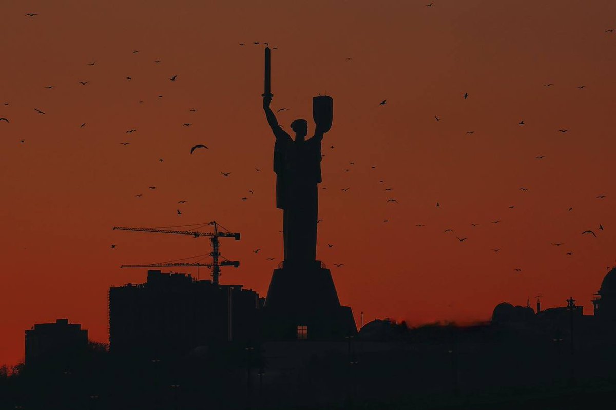 NAFOvoyager's tweet photo. Kyiv today.
Behind this beautiful sunset, more than 1,400 buildings are without heating, with −20°C expected overnight.

The situation across the country is extremely dire.

Please don’t stop talking about russia’s humanitarian genocide. https://t.co/EJip7oLUWa