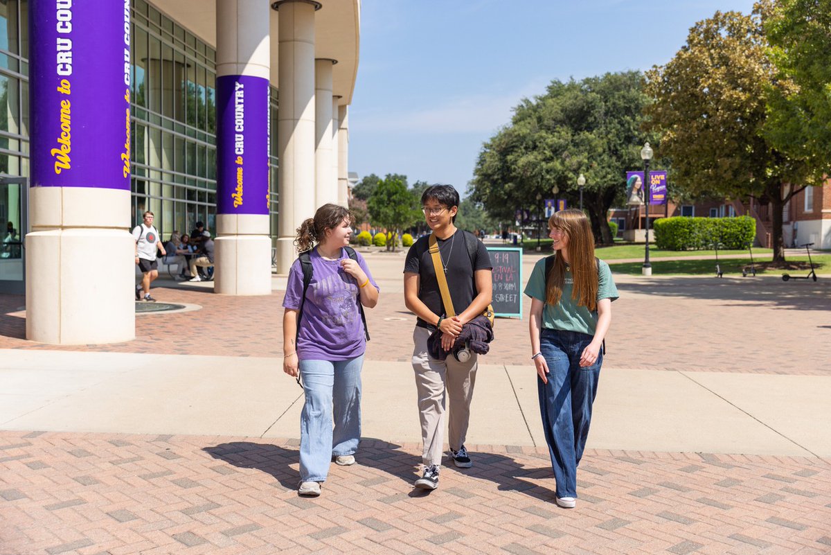 UMHB's tweet photo. Are you a homeschool or private school student? You could be eligible for a $3,000 annual scholarship when you enroll at UMHB! 
Visit our financial aid page to learn more about this and other scholarship opportunities: https://t.co/I2AXsivlfl. https://t.co/mspPOTPzbI