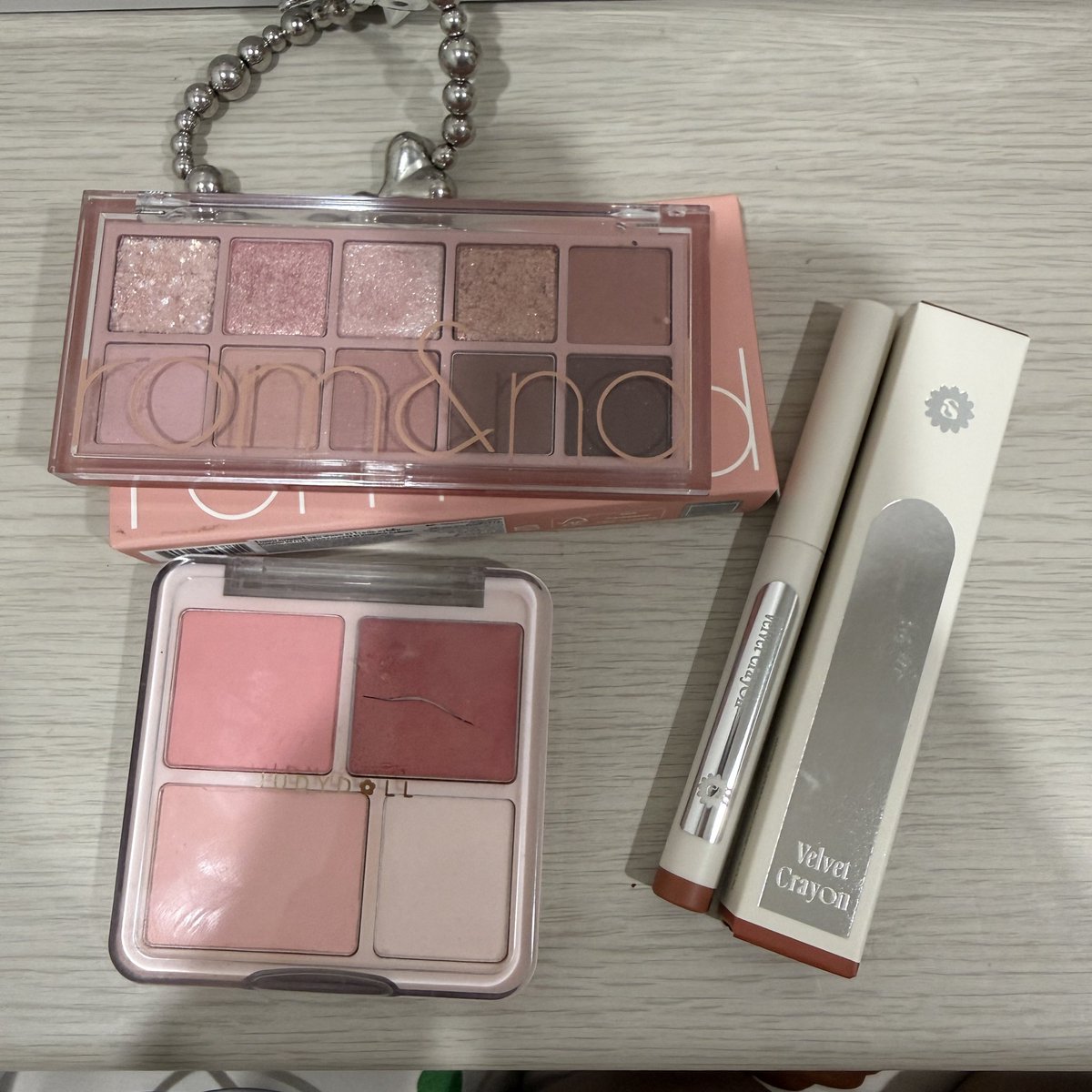 𓏔 rom&amp;nd palette 03 Rosebud graden
95% ใช้น้อยมาก สภาพดี มีกล่อง ( 260฿ )

𓏔 judydoll blush 02 Energetic peach
90% ตรงเนื้อครีมแตกตั้งแต่ได้มา ( 140฿ )

𓏔 supermom velvet crayon RC09
98% ใช้ครั้งเดียว เนื้อลื่น เขียนง่าย ( 80฿ )

✿ shipping 30 b. เพิ่มเติม dm🏡💕 ✿