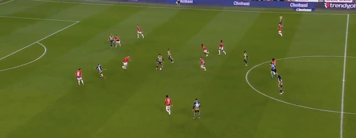 Asensio’nun zehiri öncesi Kerem ve Nene merkezde. Bizim oyunumuz işte bu. Sakatlık öncesi Semedo bu sebeple çok önemliydi. Semedo bugün de iyi. Kanatlarımız buysa beklerimiz çok formda olmalı.