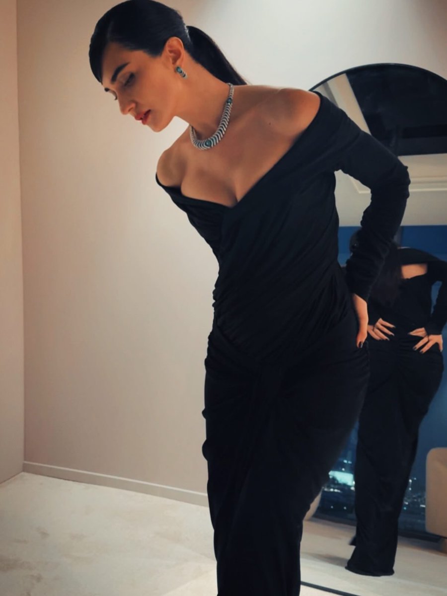from tubabustun.official
•
A cartier Night in Dubai.. ✨💫

#styledbyced 
cedrichaddad 

Jewellery cartier 

Dress zuhairmuradofficial 
Hair alirezasart 
Makeup tubabustun.official 😜

#reklam #tubabüyüküstün