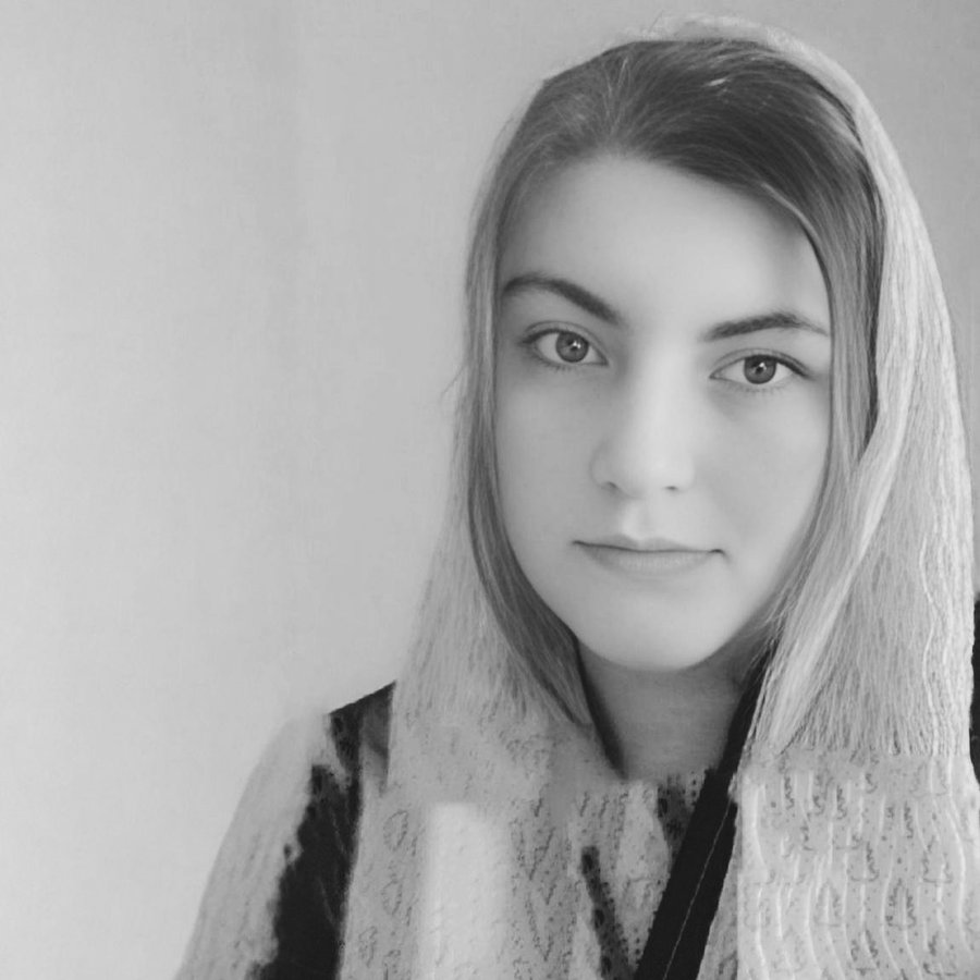 Fatemeh Alizadeh, de 28 años, de Hashtpar, estaba embarazada y se dirigía a ver a un médico cuando el régimen islámico le disparó en la cara el 8 de enero. Luchó por su vida en el hospital, pero murió días después a causa de sus heridas.