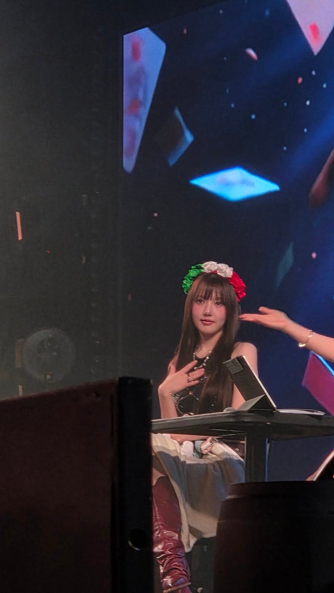 blinkgfriend's tweet photo. se veía hermosa con su coronita de flores con los colores de la bandera 🥺🫶
#ChapterY #YERINChapterY #YerinInMexico #jungyerin https://t.co/usISeCYJH2