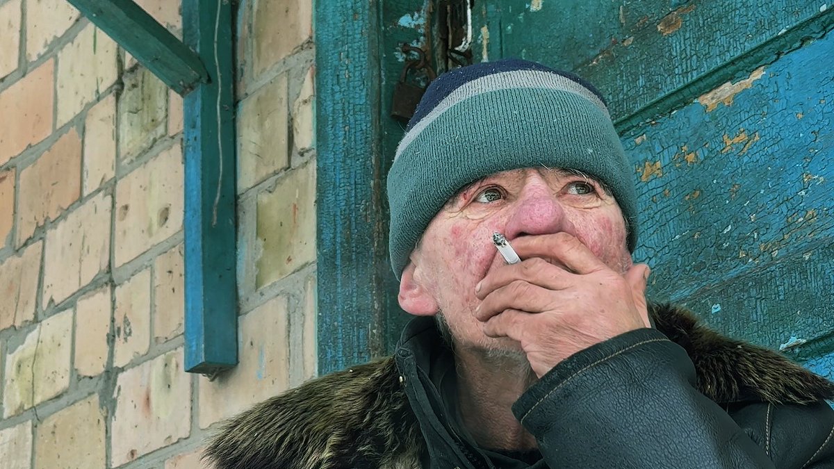 u_kraine's tweet photo. Коли я познайомився з Юрою, він жив у погребі на згарищі власного будинку.
Була весна 22-го року. Село щойно звільнили від окупанта.

— Знаєш, Руслан, у мене ж нічого не лишилося. Ні кола, ні двора.Навіть фотографій батьків немає. Ніби я й не жив ніколи. https://t.co/JRrZSyWCS0