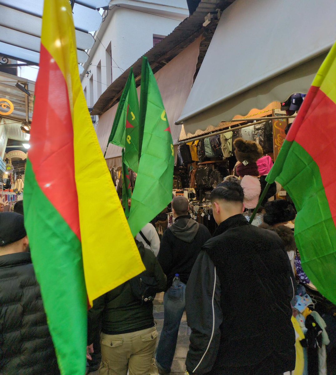 💥 Παρασκευή 06/02
Παρέμβαση στο Μοναστηράκι από τη Δομή Νεολαίας Συ.Κα.Προ, τη Νεολαία του Πολιτιστικού Δημοκρατικού Κέντρου των Κούρδων με πορεία, πανό και τρικάκια, μοίρασμα κειμένων του δικτύου Riseup4RojavaGr 

ΚΑΤΩ ΤΑ ΧΕΡΙΑ ΑΠΟ ΤΑ ΕΔΑΦΗ ΤΗΣ ΕΠΑΝΑΣΤΑΣΗΣ ΤΗΣ Β.Α. ΣΥΡΙΑΣ

1)