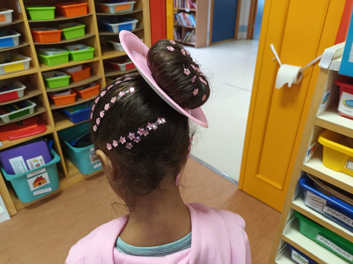 Día 93. Hoy comenzó la fiesta del #Carnaval2026  cumpliendo la orden de la poesía de La Patarrona enviada por correo a las familias el viernes.  "SI EL LUNES AL COLE QUIERES ENTRAR, TU CABEZA TENDRÁS QUE ADORNAR ".