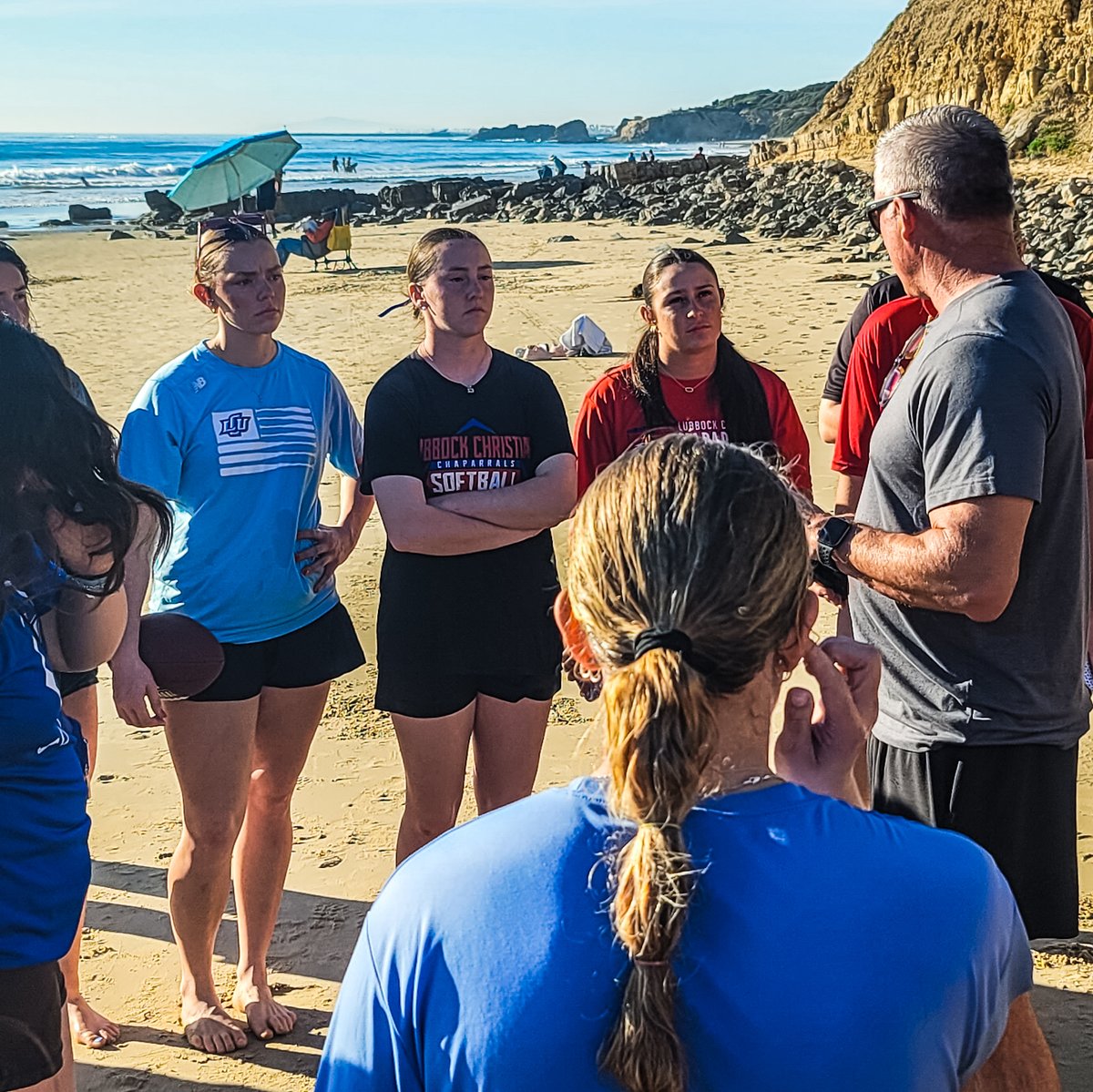 LCUSoftball's tweet photo. Golden hour + grateful hearts. 🌅🙏

Ending Sunday with a beachside devotional and thankfulness for the journey.

#FaithFamilySoftball https://t.co/mymqLTL3j8