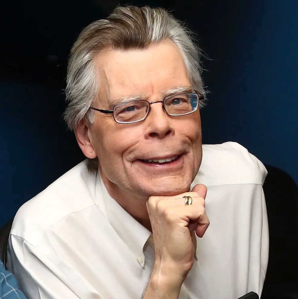 poponze's tweet image. GENTE? Stephen King SURTA e solta comentário explosivo envolvendo Bad Bunny, Donald Trump e arquivos de Epstein:

“Trump não gostou de Bad Bunny. [o cantor] provavelmente vai se m*tar, como Jeff Epstein. A propósito, divulguem logo todos os arquivos.”