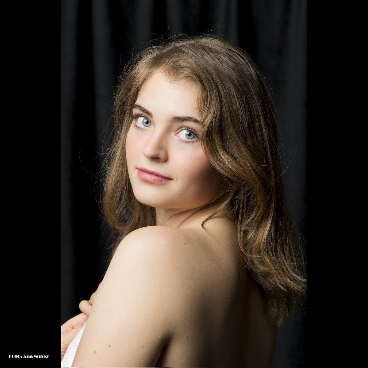 And All I Do Is Miss You...

Modelo: Sofía Andrushenko

#retrato #picture #studiophoto #bnw  #nikonistas #photography #fotografia #eljardindemab 

Foto: <a href="/_ananunez_/">Ana Núñez</a> (aka <a href="/eljardindemab/">Ana Núñez | Foto</a>).
Web: eljardindemab.com