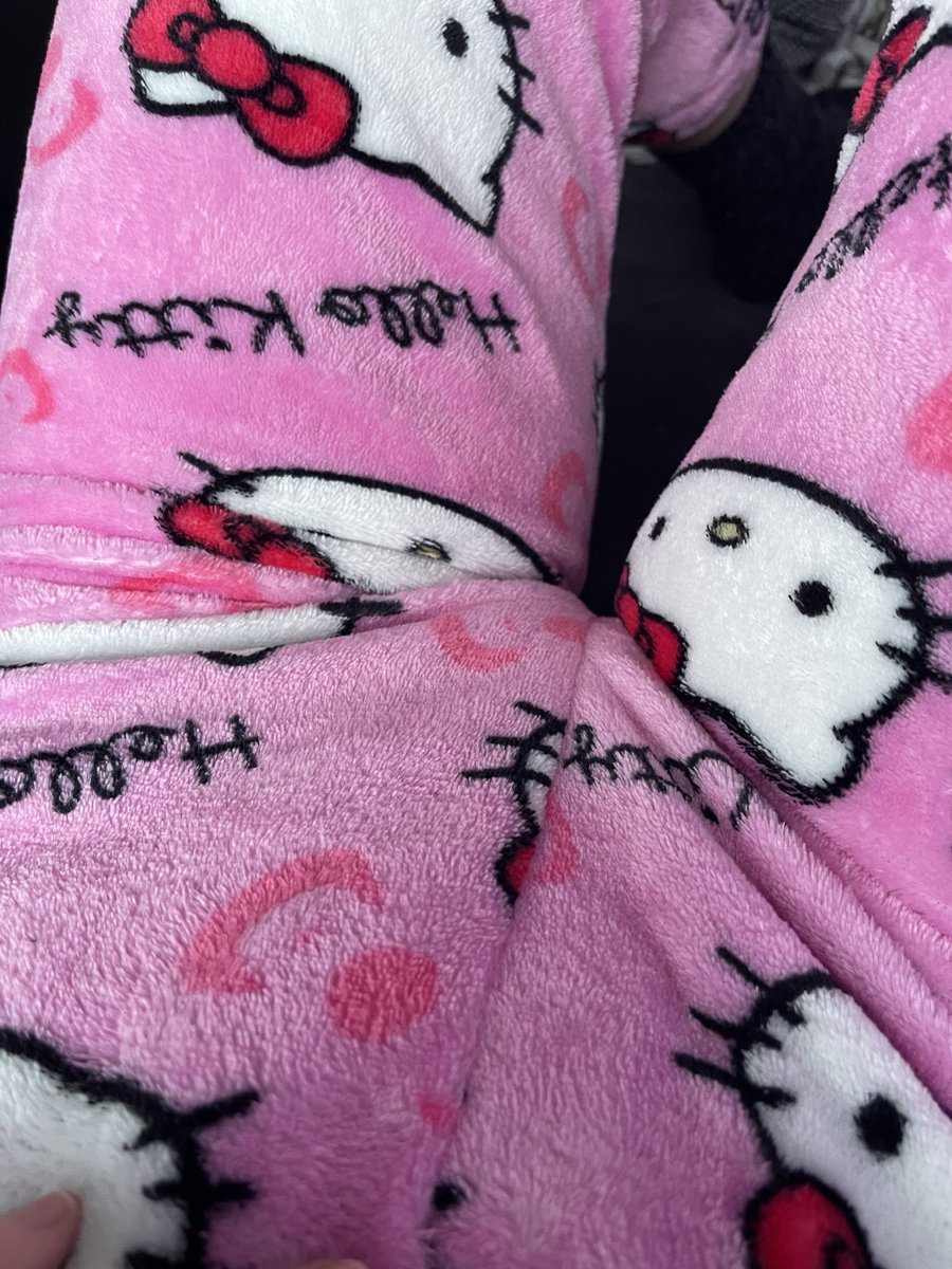 luxinka11's tweet image. Líbí se mi jak je napsané to “Hello Kitty”😭🥰 moc cute 🥹