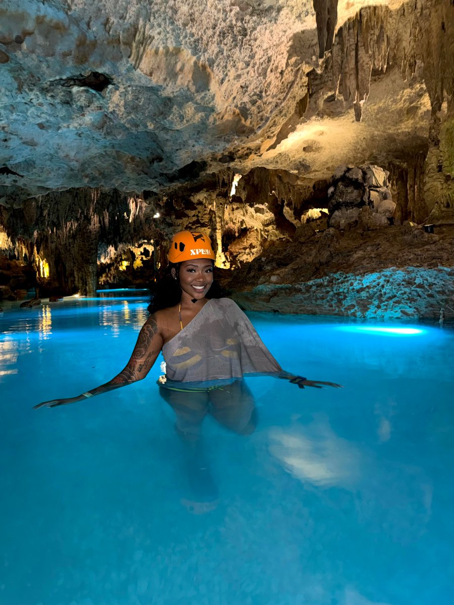 diannaV13's tweet photo. money will come and go but I will never be 26 again in Mexico Cave diving https://t.co/3j6CGTWbnb