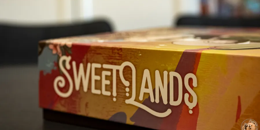 Sweet Lands - on ouvre la boite / open the box 
#j2s #boardgames 

FR 🇨🇵 
jarjar.blog/wordpress/inde… 

EN 🇬🇧 
jarjar.blog/en/wordpress/i…