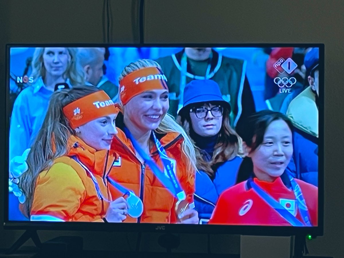 Kan iemand in Italië het team van de <a href="/NOS/">NOS</a> dat de verslaggeving verzorgt, neerknuppelen? Gewoon allemaal.  
STOP MET DAT NUTTELOZE TENENKROMMENDE COMMENTAAR!
#juttaleerdam #Olympics2026