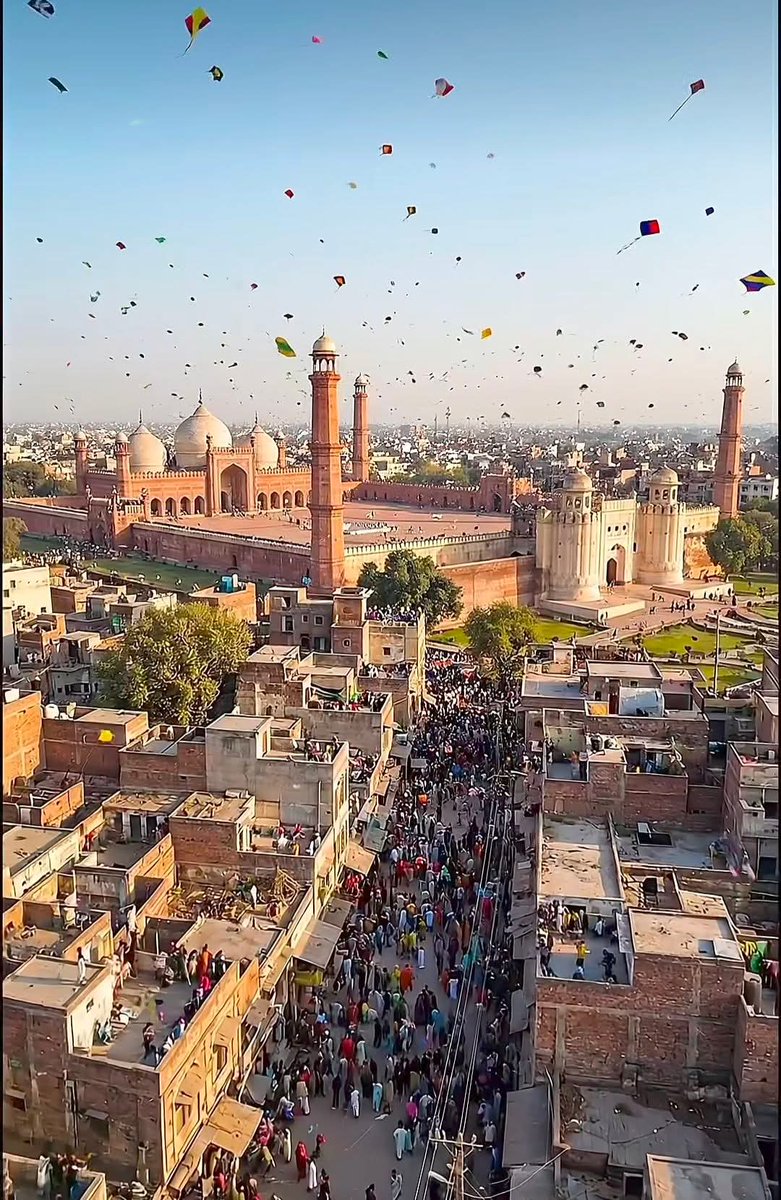 چھتوں پہ اُتری بسنت، رنگوں کا ہجوم آیا تھا 
لاہور کی فضا میں، خوابوں کا موسم آیا تھا ♥️